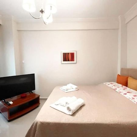 Crimson Suite: 1-Bedroom Apartment In Thessaloníki Exteriör bild