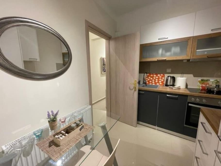 Crimson Suite: 1-Bedroom Apartment In Thessaloníki Exteriör bild